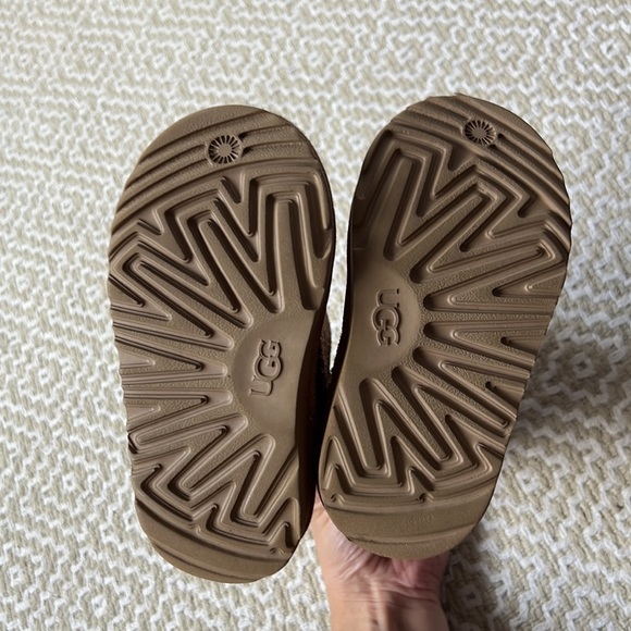 Girls Ugg Boots Size 8 - Picture 4 of 4